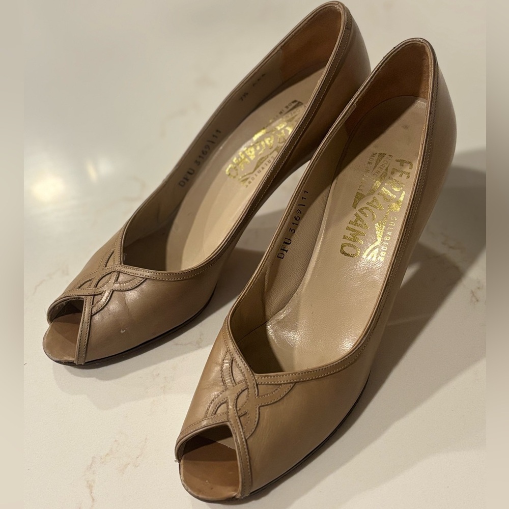Vintage leather Ferragamo prep toe heels